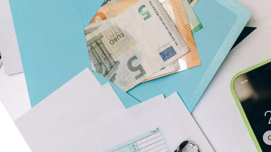 Economiser de l&rsquo;argent même avec un petit salaire : un calcul simple avec un tableau mois par mois